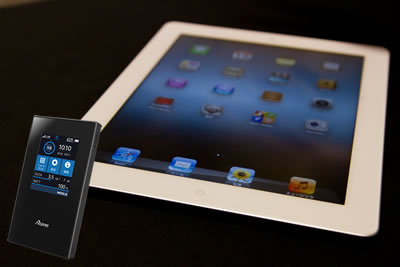 iPadなどのWiFiタブレットにモバイルルータをセットして、外出先でもネットが使えます